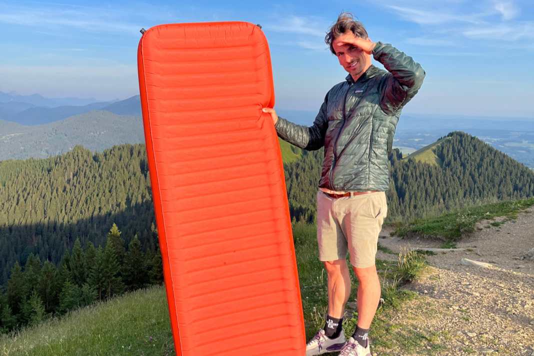 Am Morgen danach: Wir haben die Therm-a-Rest Neoloft im Sommer auf steinigen Gebirgsboden, Wiese und Waldboden getestet.
