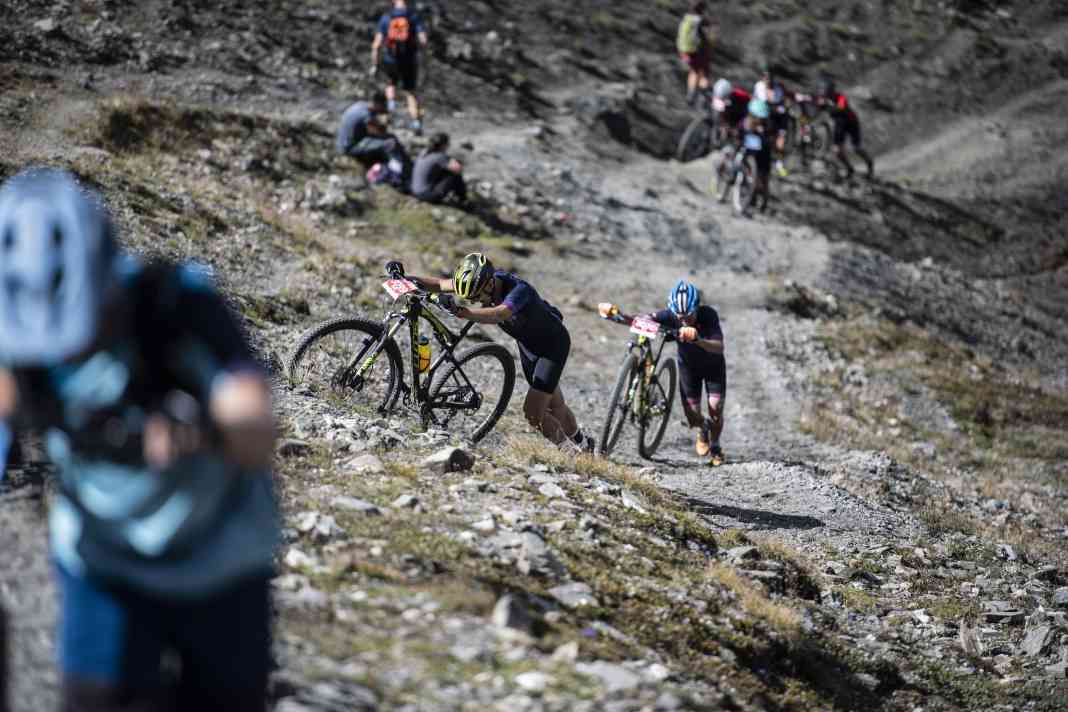 Mountainbike Marathons sind geplante Schinderei. Uns verraten die besten Fahrer und Fahrerinnen ihre Geheimnisse für den Marathon-Erfolg