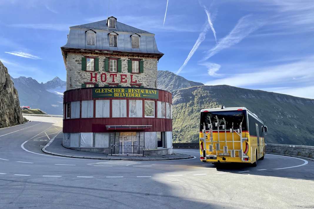 Shuttle service: The Postbus stop Belvedere on the Furka Pass is the starting point of the tour.