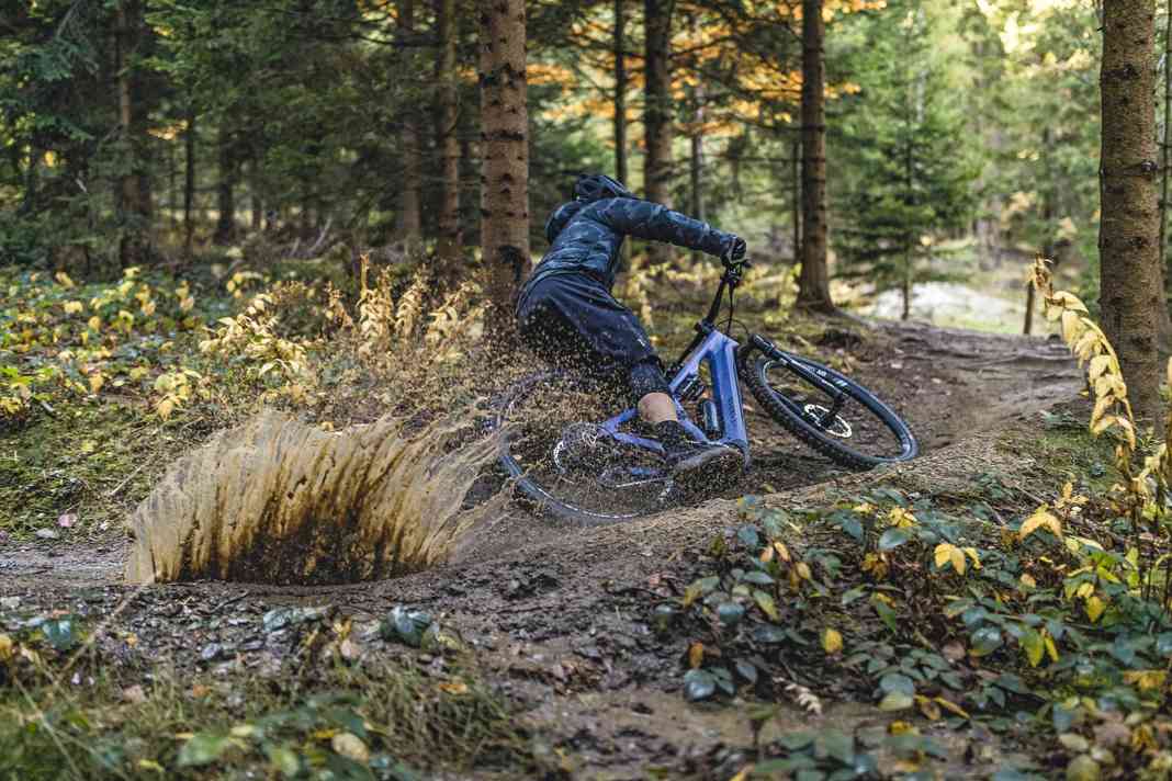 Jetzt wirds feucht! Mit der richtigen Einstellung und der passenden Ausrüstung kann man auf dem Trail aber trotzdem Spaß haben.