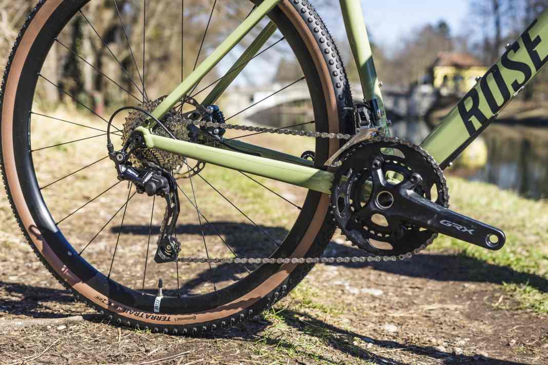 Die GRX 400 ist mit zwei Kettenblättern und zehn Ritzeln eine bewährte Variante im günstigen Gravel Segment.