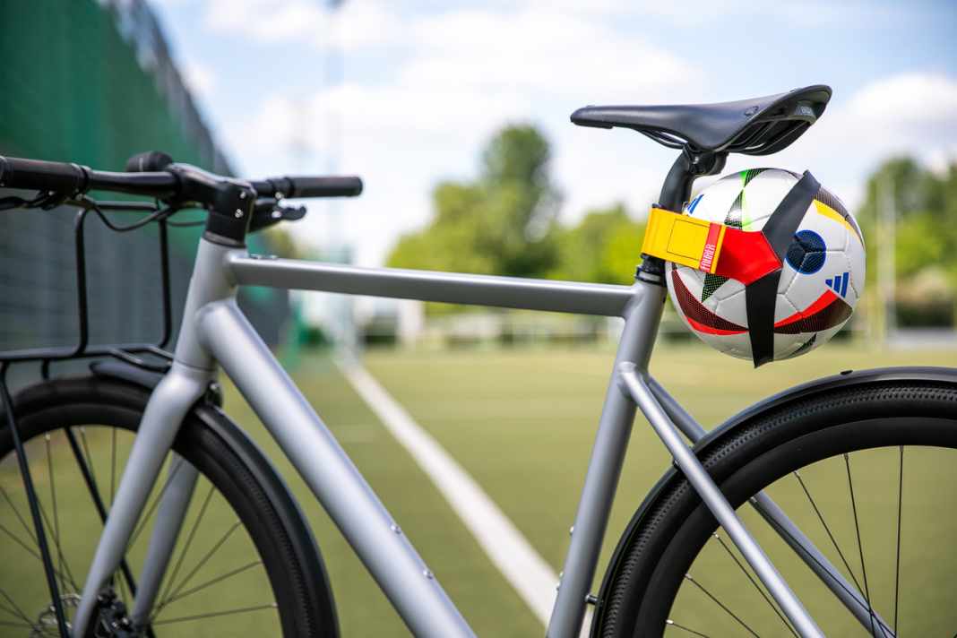 Der neue Ballhalter Kicker.