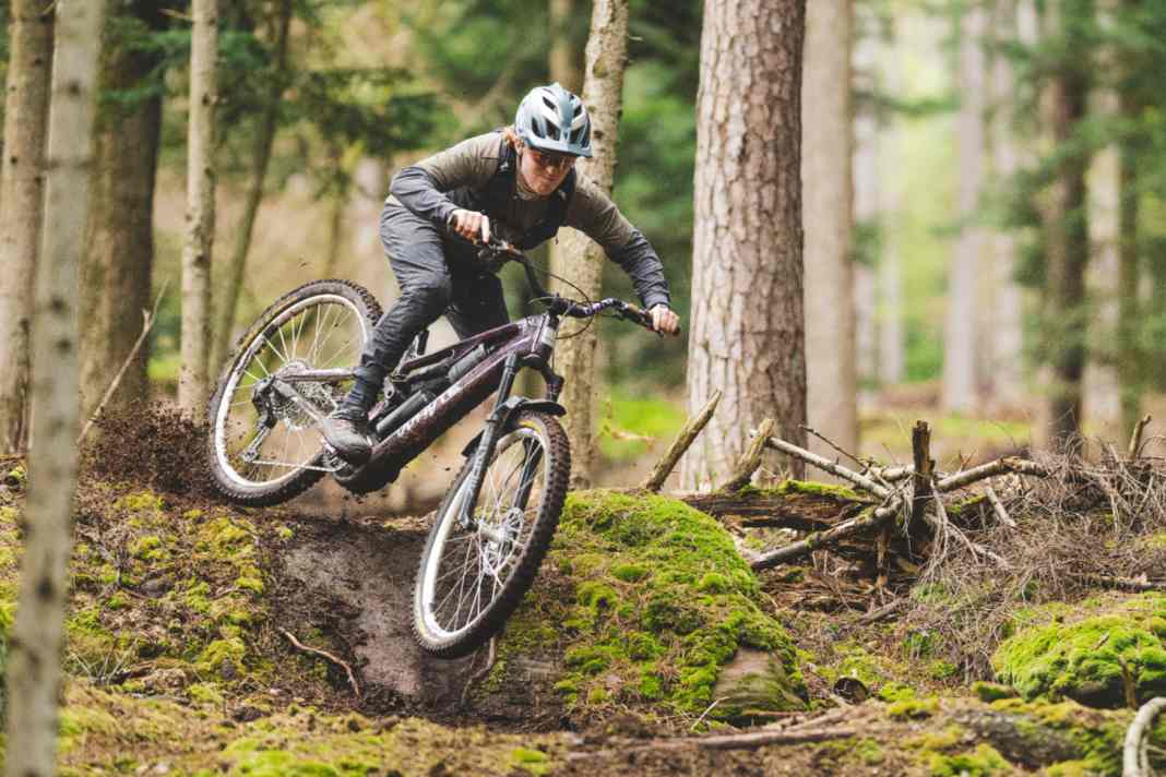 Typical for enduro, freeride and downhill: wide handlebars with plenty of rise for maximum control and responsive handling. Special high-rise handlebars are popular with riders who love to have a bit of fun.