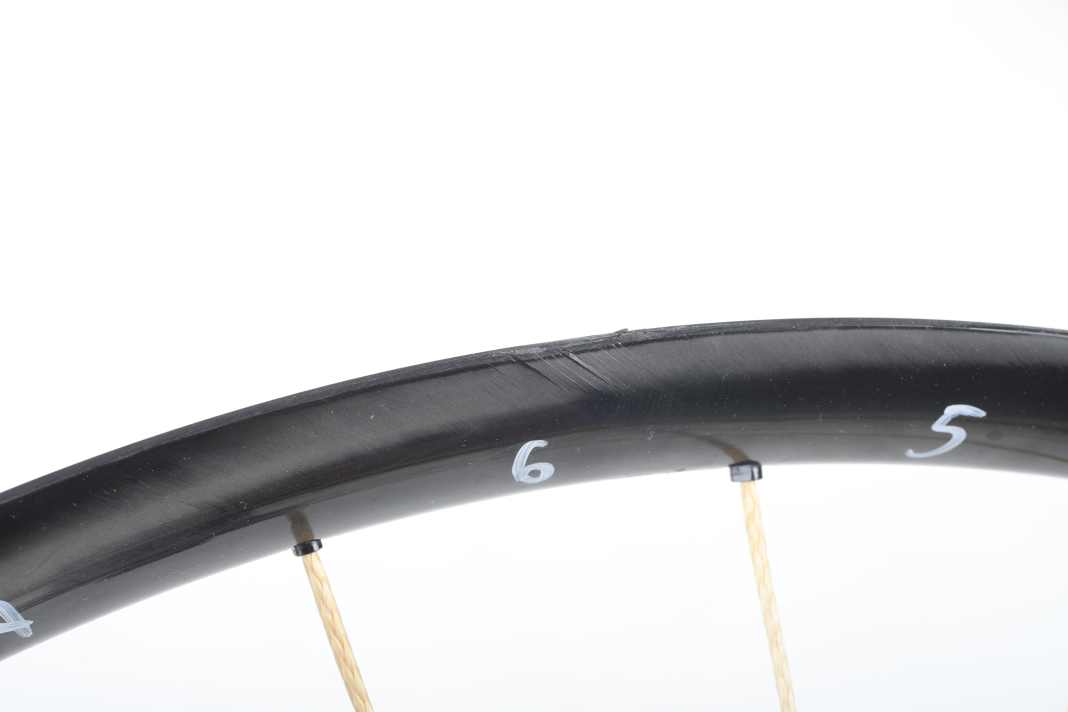 Pi Rope: In unserem Crashtest versagte die Carbon-Felge bei einer Energie von 18,5 Joule, was einer sehr ordentlichen Schlaghöhe von Stufe 6 entspricht.