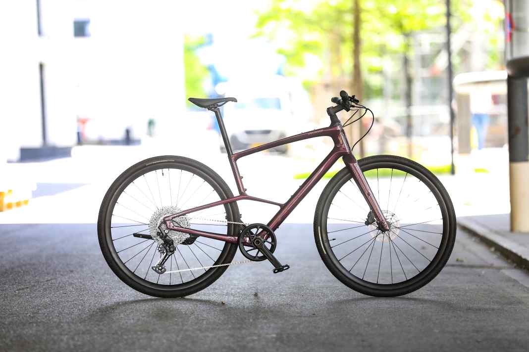 Das Specialized Sirrus X 5.0 ist ein edles und leichtes Alltagsrad mit spannender Optik.