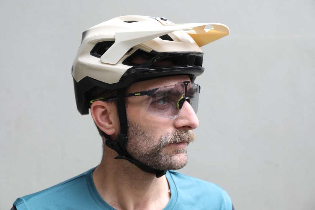 Die 100% Hypercraft gibt es in 16 verschiedenen Varianten. Wir haben uns für die selbsttönende Version mit Filterklasse 0-2 entschieden