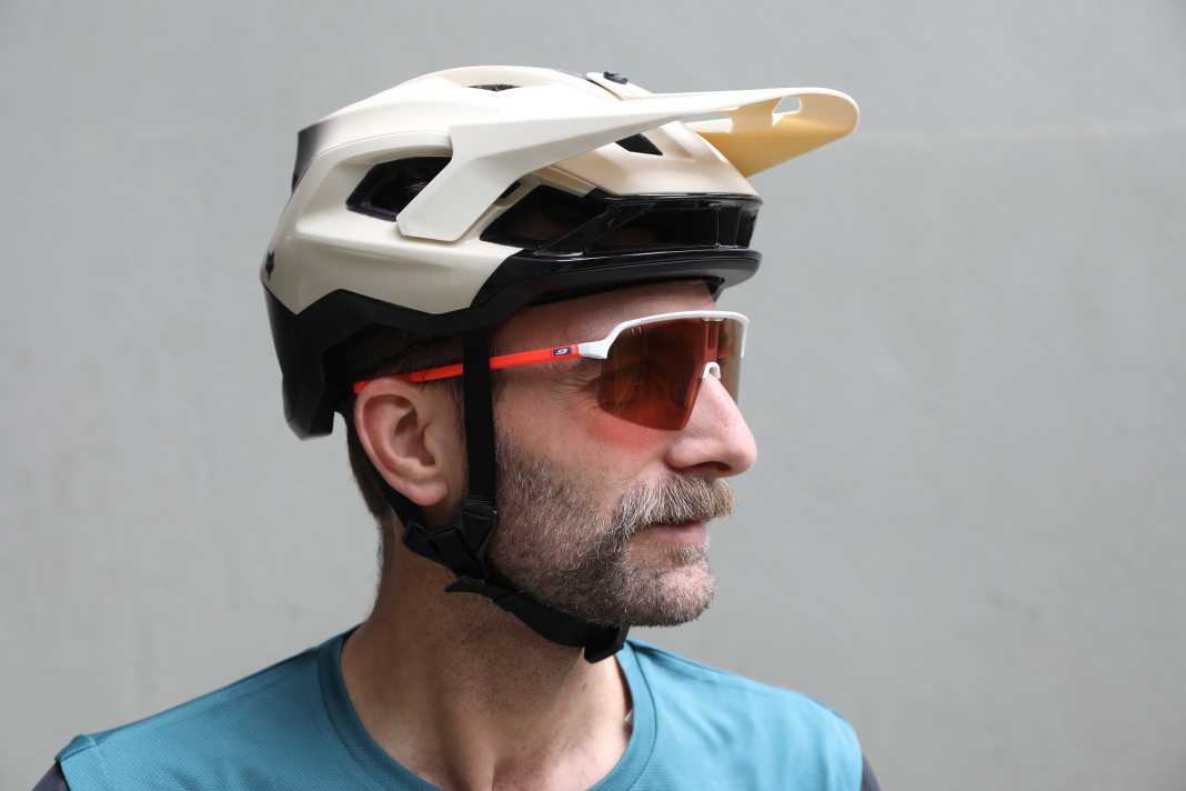 Ultralight but also really good? In our test, the Julbo Intensity has to show whether it has what it takes to be a sporty all-rounder
