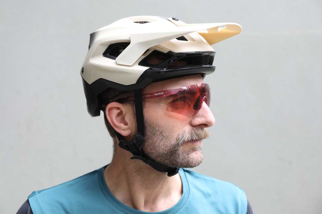 Für die Rudy Project Astral Sphere haben wir uns nicht gerade den optimalen Helm ausgesucht. Die leichtgewichtige Sonnebrille zielt eher auf die Race-Fraktion als auf Trailbiker ab
