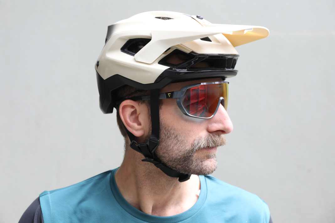 Inexpensive, but also good? We wanted to know whether the affordable Giant Agos can keep up with the established eyewear manufacturers