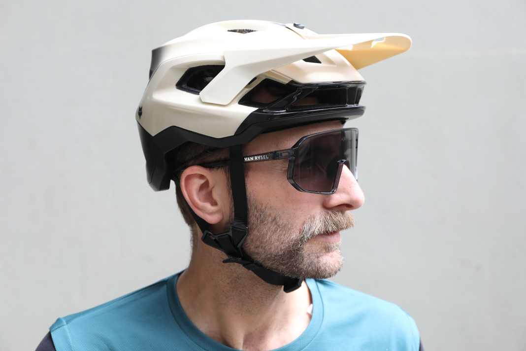 Kleiner Preis - große Brille: Die Van Rysel RR 900 Perf photochrom NXT von Decathlon will Sicht und Schutz zum Sparpreis bieten. Ob das Konzept aufgeht?