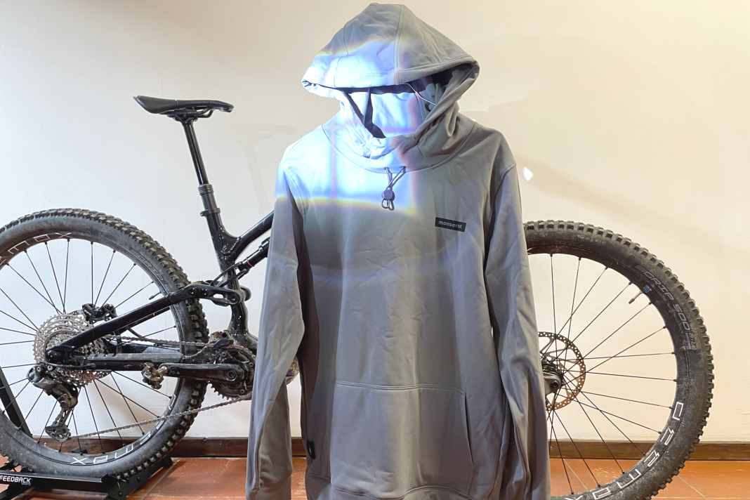 Zwei neue Lieblingsteile kommen von Monserat aus Freiburg: der Tech Hoodie mit eingebautem Windschutz...