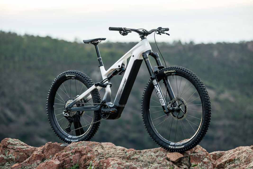 The top model Overvolt AM CF 10.8 not only comes with Bosch CX-R, but also with Shimano XTR Di2 electronic wireless shifting.