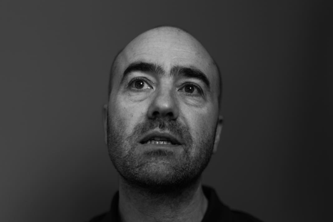 Der Franzose ist zehnfacher DH-Weltmeister. Seinen Spitzname „E.T., der Außerirdische“ resultiert aus der Dominanz in der aktiven Rennzeit. Als der Worldcup-Zirkus noch überwiegend aus Partytypen bestand, war er schon ganz der austrainierte Vollprofi mit einer Aura der Perfektion und Unnahbarkeit. Auch als Rallyefahrer gewann er viele Rennen und war im Enduro- und E-Enduro-Rennzirkus lange Zeit noch an der Spitze dabei. Letztes Jahr verschwand er plötzlich aus dem Renngeschehen. Dies ist sein erstes Interview, seit einem Jahr.