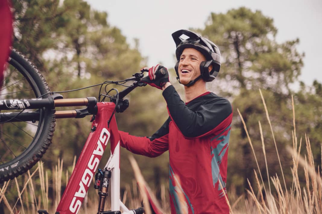 Racer by nature: Johannes Fischbach (35) from the Upper Palatinate rode in the Fourcross World Cup for years before switching to the downhill camp in 2012. In addition to city downhills, Fischi also competed in the Red Bull Hardline.