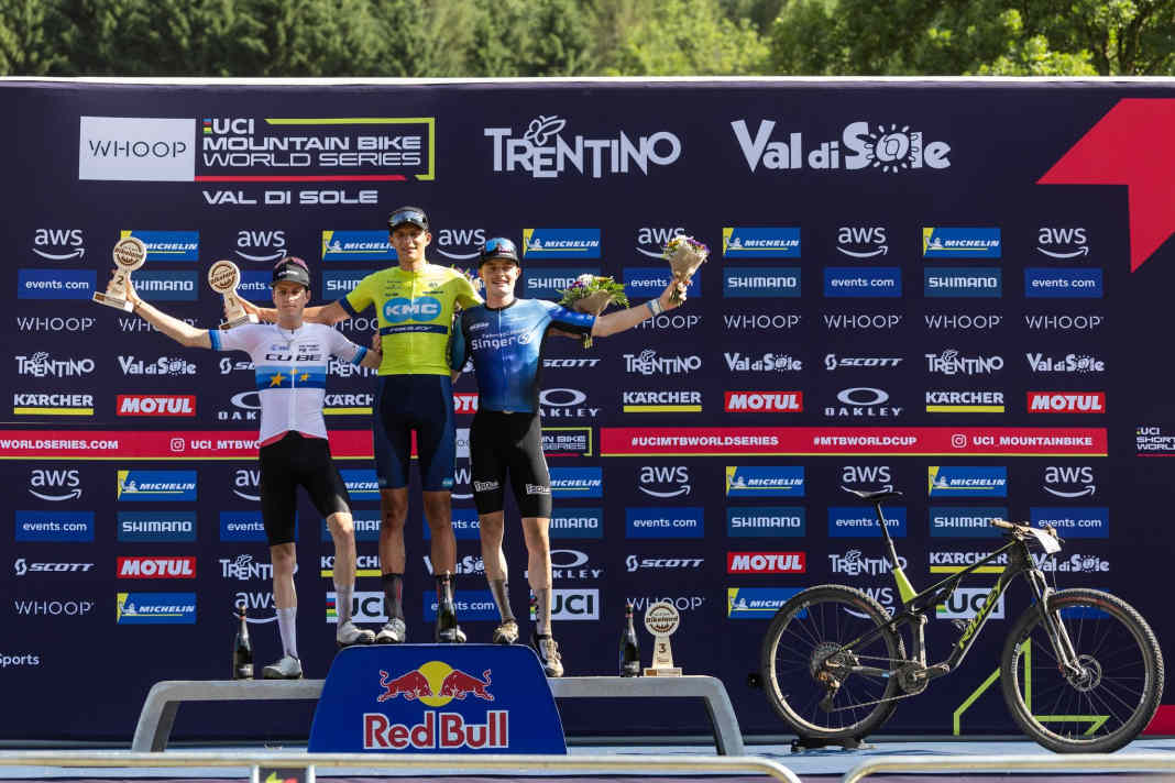 Bei den Herren schlug die Stunde von Rens Teunissen Van Manen (KMC Ridley MTB Racing Team). Der Niederländer nutzte eine Schwächephase von XCC-Sieger Finn Treudler (Cube) clever aus und feierte mit kontrollierter Fahrweise seinen ersten Weltcupsieg. Treudler kämpfte sich nach einem technischen Defekt stark zurück und wurde Zweiter, Benjamin Krüger rundete das Podium ab.