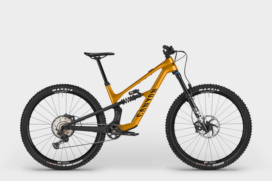 The CF8 costs 3999 euros and is available in the attractive City Forest Sunset paint finish.