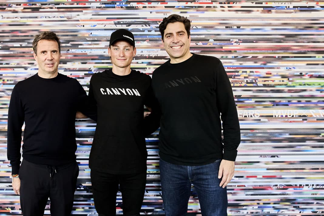 Mathieu van der Poel at the signing of the contract on 18 March in Koblenz. There he met with Canyon CEO Nicholas de Ros Wallace and the CEO of Belgian investor GBL, Ian Gallienne.
