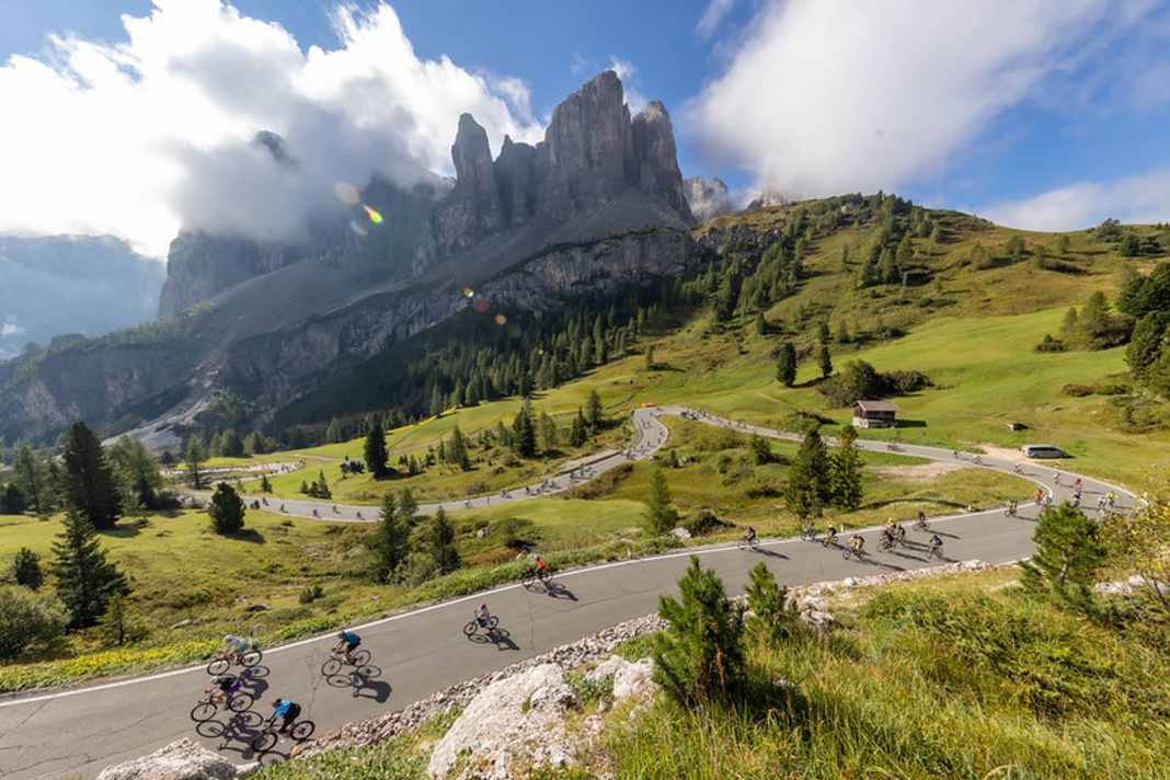 Auch, wenn die Pässe für Autos und Motorräder gesperrt sind: Ein einsamer Ride wird der Sellaronda Bike-Tag nicht. Tausende Radfahrer warten bereits auf den "Startschuss".