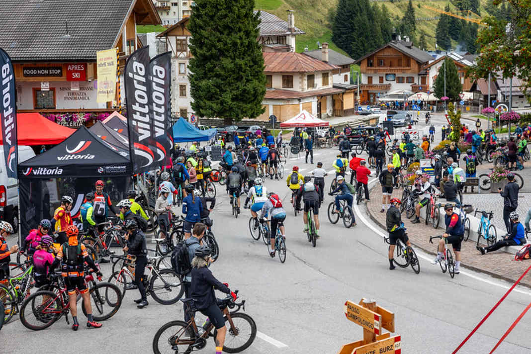 In the four starting towns of Selva di Val Gardena, Corvara, Arabba and Canazei there is a lot going on in the morning before the start.