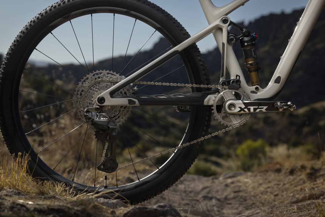 Shimano präsentiert den Neuheiten-Hammer und stellt die komplette XTR-Baureihe neu vor. Die Di2-Schaltung setzt auf Funk statt Kabel.