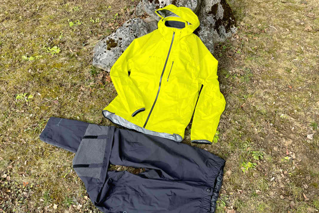 We tested two winter suits from the Finnish manufacturer Halti. The first is the Liike Drymaxx hardshell rain jacket and rain trousers.