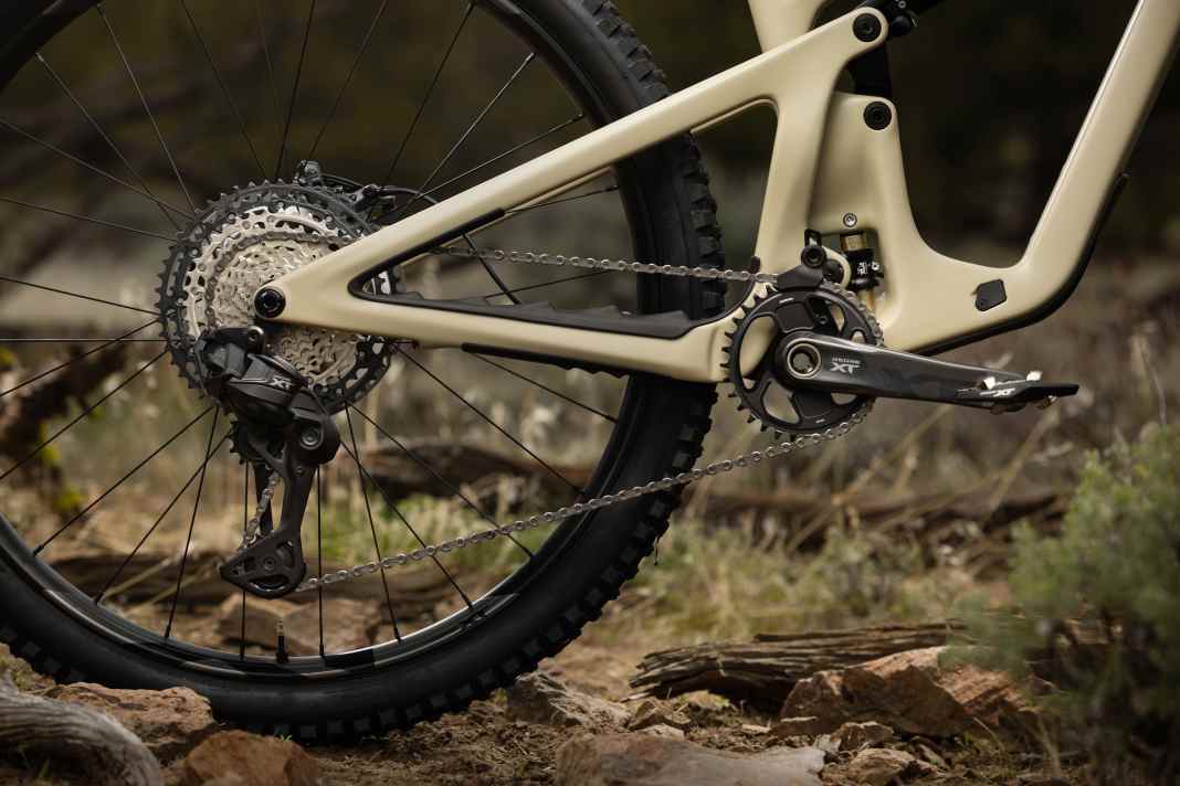 Wireless: The new XT Di2 shifts electrically and now works without cables.