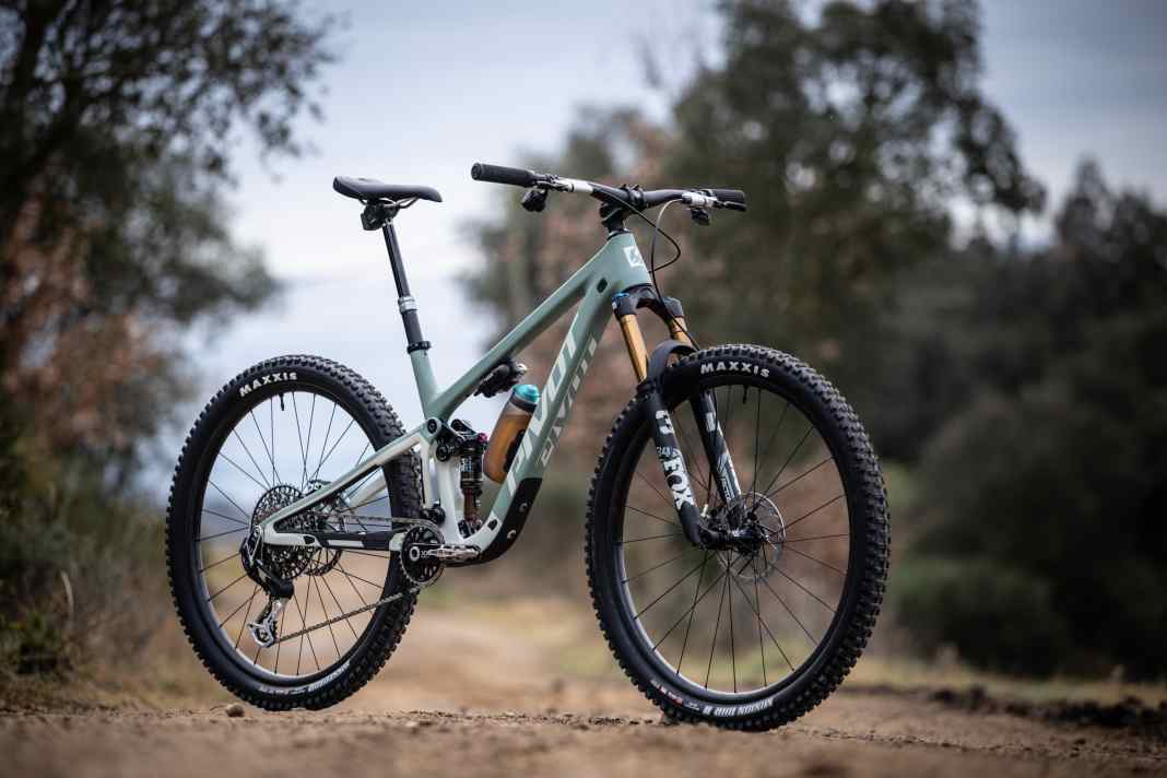 Pivot Trailcat SL: The Team XX Transmission Build costs 11299 euros.