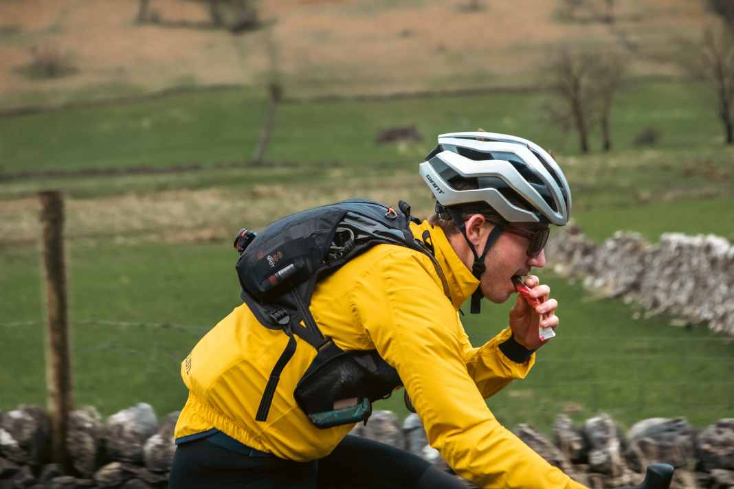 Das ist Josh Reid. Sei wie Josh! Nimm eine Trinkweste mit auf's Rad, wenn es wieder ein langer Ride wird.