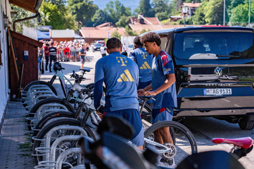 Les stars du Bayern préparent leurs vélos pour le trajet entre l'hôtel et le terrain d'entraînement à Rottach-Egern, au bord du lac de Tegernsee.