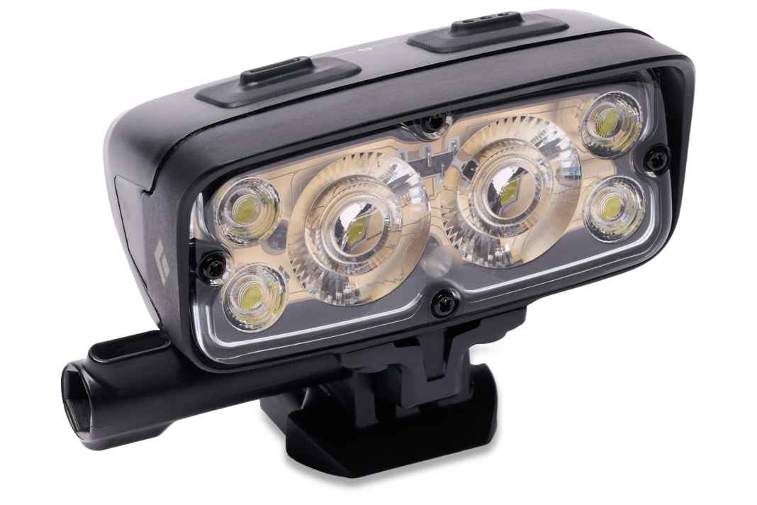 Pour un éclairage optimal lors des descentes rapides en hors-piste, la Black Diamond Megawatt offre une puissance lumineuse pouvant atteindre 3 000 lumens grâce à six LED optimisées.