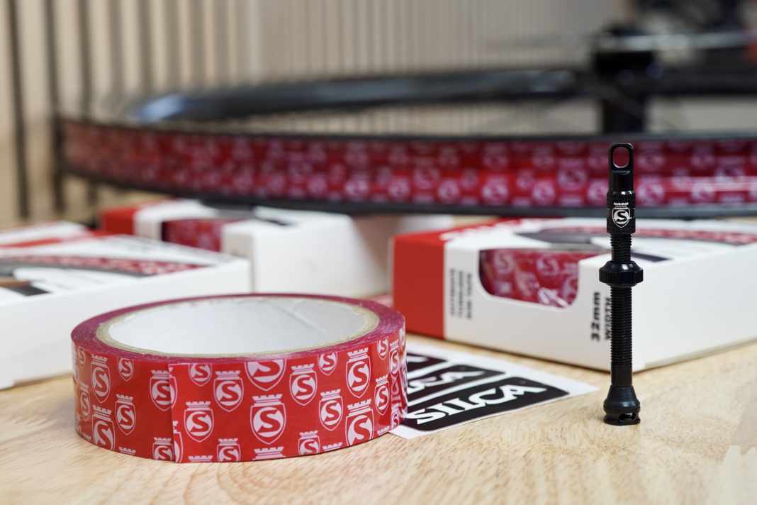 Silca présente deux nouveaux composants pour le montage tubeless : un fond de jante et des valves.