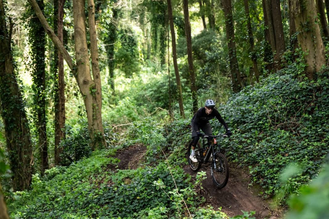 Grünes Paradies: die Sintra-Trails in Portugal waren das ideale Testgelände. Hier kurvt Testfahrer Dimi durch loamy Trails – herrlich!