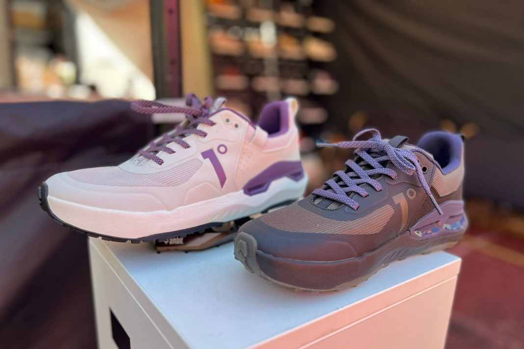 First Degree Seeker: Gibts in zwei Farben. Cream purple links und dark matter rechts.