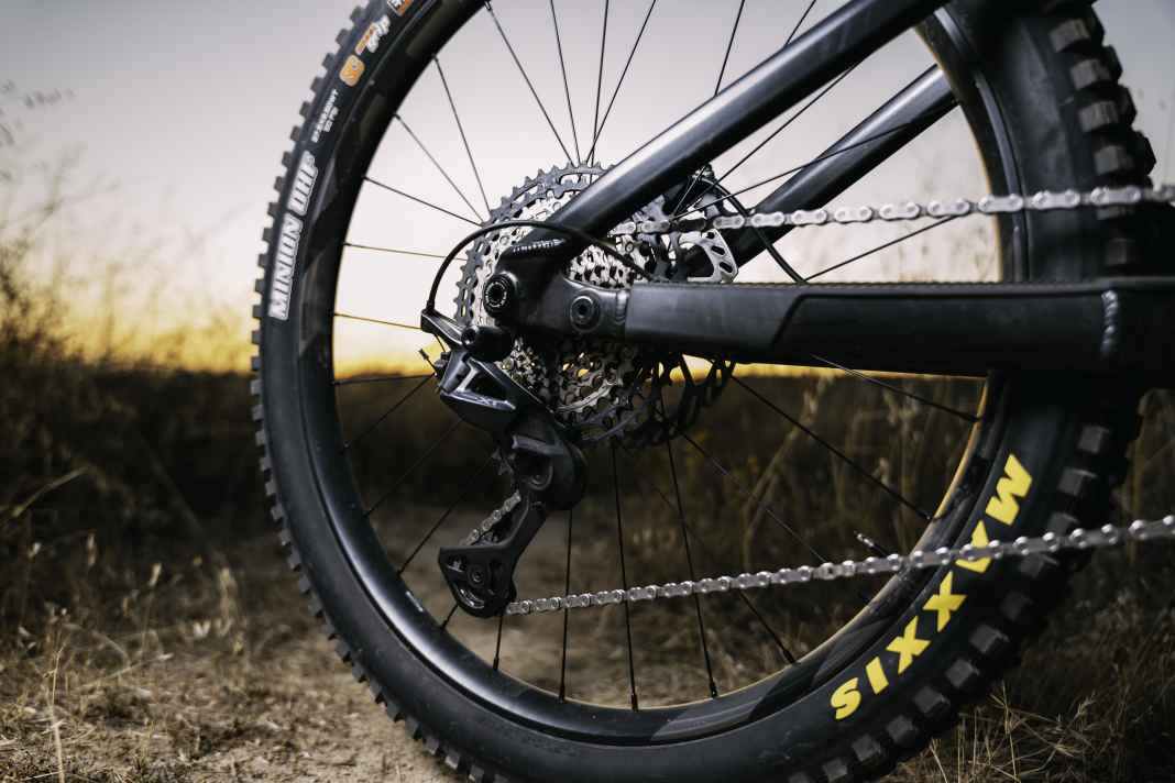 Shimano spendiert seiner XT-Schaltgruppe ein Update und hebt den mechanischen Schaltklassiker auf den aktuellen Stand der Technik.