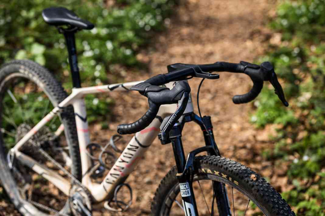 Mit einem Dropbar wird das Canyon Exceed CFR zu einem Gravelbike für lange Strecken durch raues Gelände.