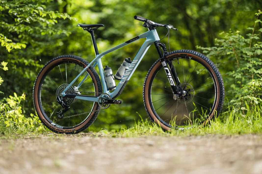 Mit leichtem Gewicht, 100 Millimetern Federweg, starrer Stütze und einem athletischen Konzept präsentiert sich das Canyon Exceed CFR als klassisches Race-Hardtail.
