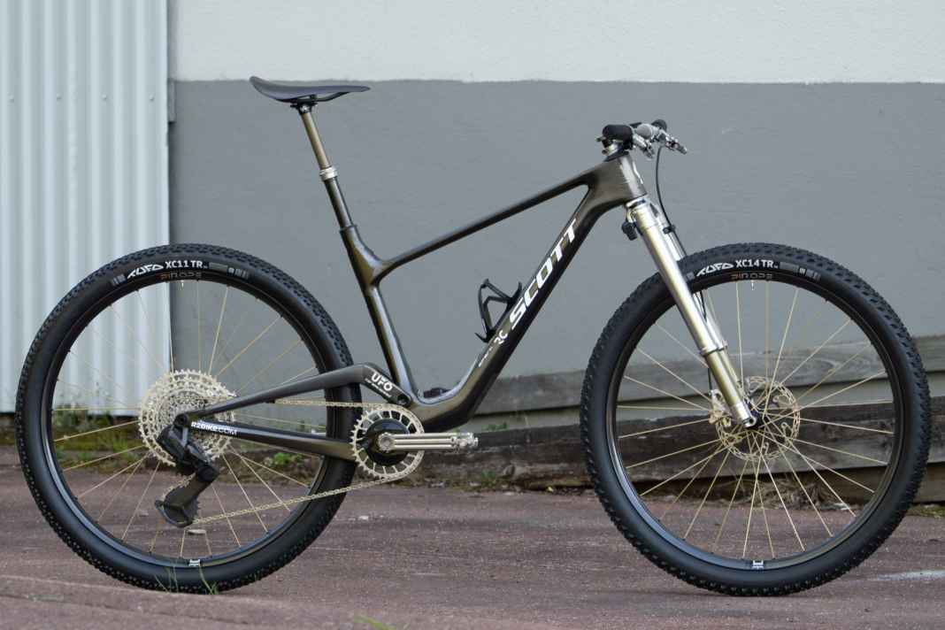 Zehn Jahre nach seinem ersten großen Projekt zeigt Dangerholm ein neues Scott Spark RC mit weniger als neun Kilo Gewicht.
