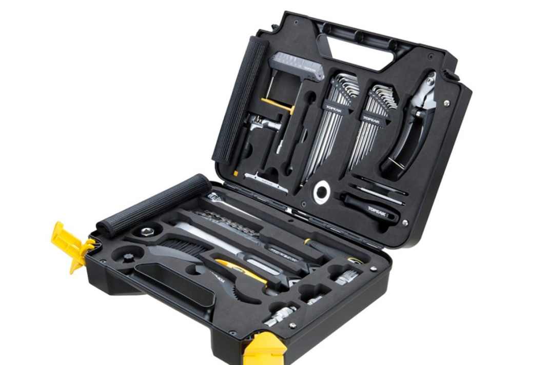 Im robusten Koffer sind die Topeak-Werkzeuge sicher und übersichtlich sortiert. Eine magnetische Tasche bietet Platz für zusätzliche Tools.