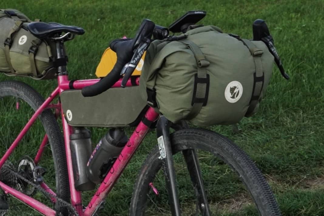 The handlebar bag sits on a front pannier rack