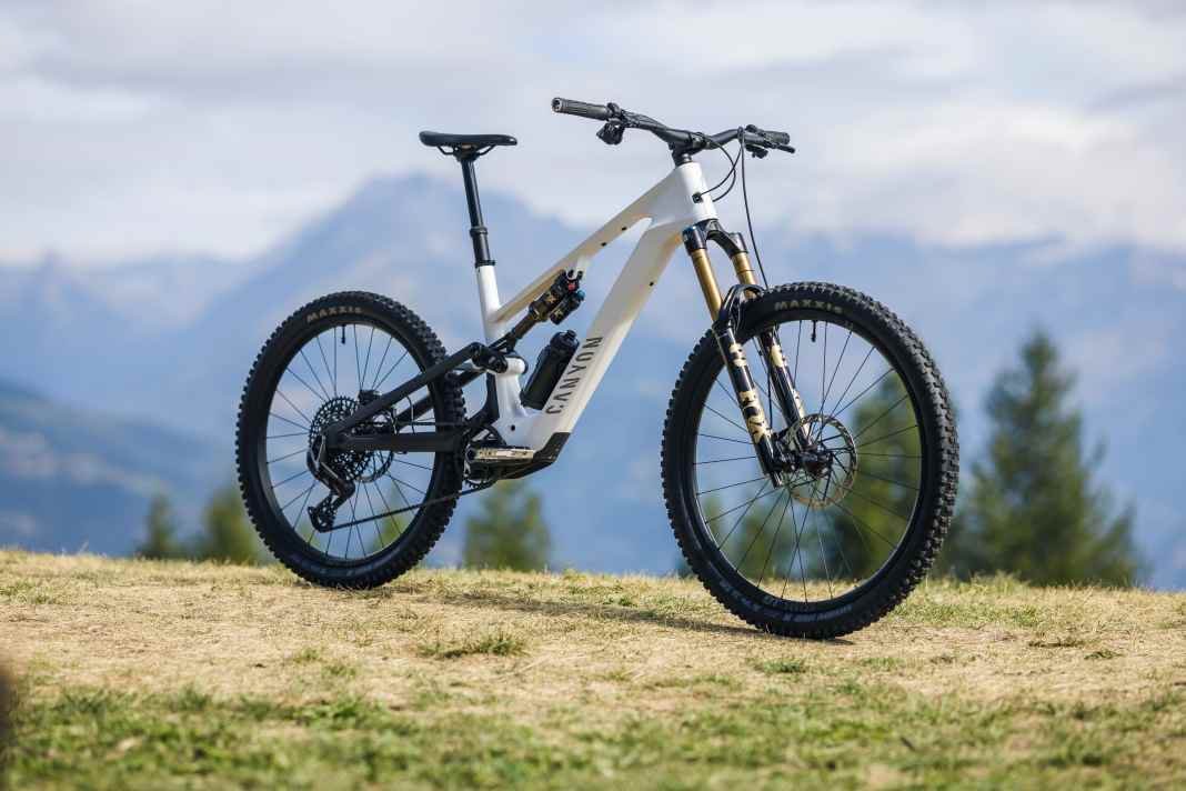 Das ist das neue Canyon Spectral:ON CF9 - das erste E-MTB mit Avinox-Motor vom Koblenzer Direktversender.
