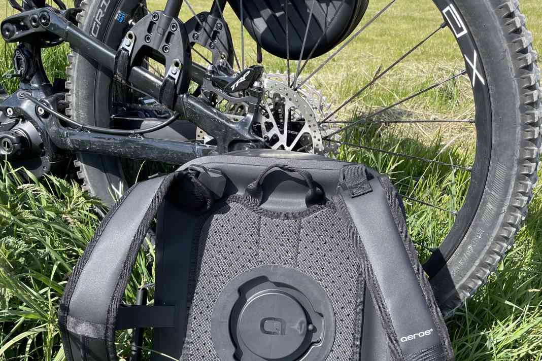 Just a moment ago slim on the carrier, the bag mutates into a rucksack.