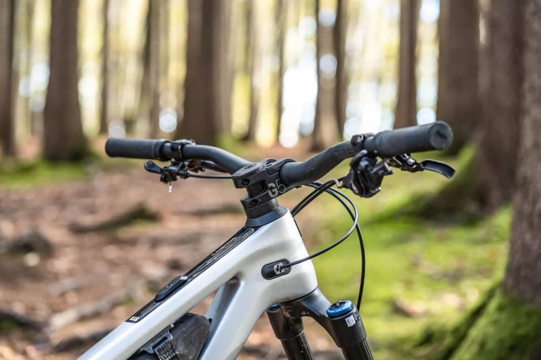 1 Cockpit: The cockpit allows the most room for manoeuvre. Stem length, angle, spacer height and handlebar height or offset can compensate for a lot. But even here there are limits, such as a stem that is too long, which has a negative effect on handling.