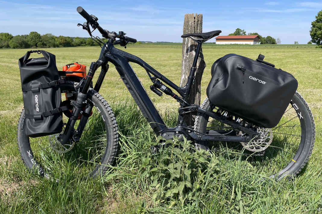 We have tested almost the entire Aeroe set-up. From the pannier racks and panniers to the laptop bag.