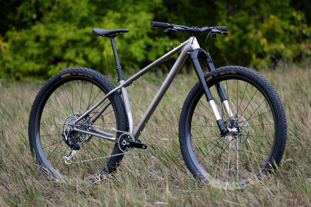 32-inch bikes are increasingly evolving from a trade fair phenomenon into a genuine trend. Revel is also entering the fray among 32-inch manufacturers and, with the Revel El Jefe Grande, is showcasing an exclusive titanium hardtail featuring large wheels.