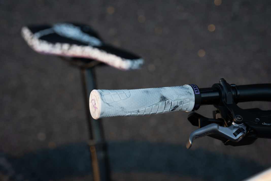 SQlab and ION present a limited trail edition. Saddle from 299 g for 219.99 euros, grips for 37.99 euros. Customised fit made to measure.