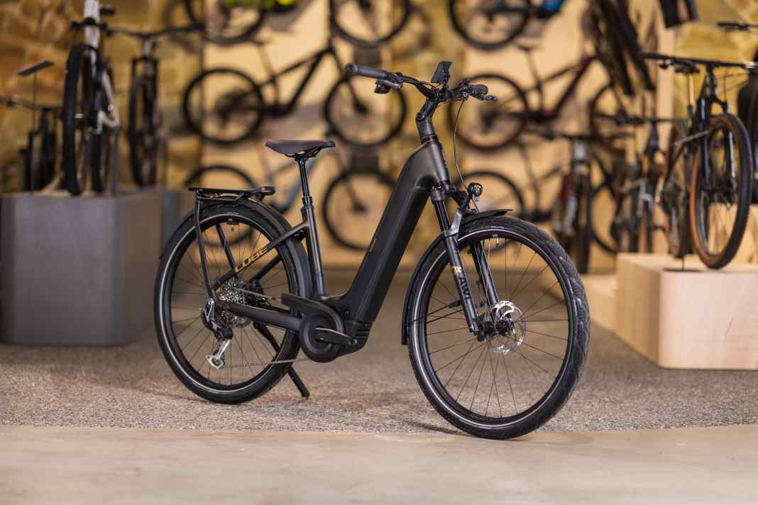 Lady in black with gold dust: the Cube Kathmandu touring e-bike is not only coming with a new paint job this season, but also with many exquisite components.