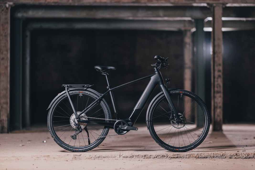 Cube Kathmandu Hybrid C:62 SLX 400X with diamond frame in carbon'n'black with a total weight of 16.7 kg