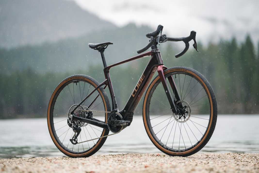 Le Nuroad Hybrid C:62 SLT 400X est le fer de lance sportif de la gamme et coûte 6999 euros.