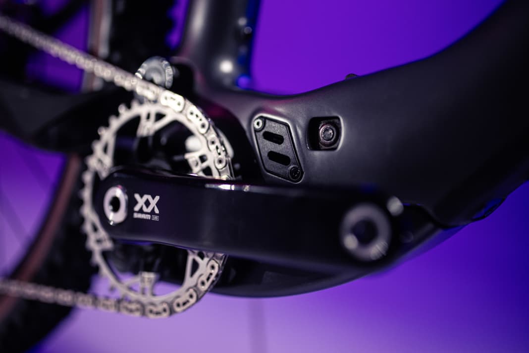 Lüftung? Wartung? Im Rahmen des Kaizen prangt eine besondere Öffnung, die wir von anderen SX-Bikes so nicht kennen.
