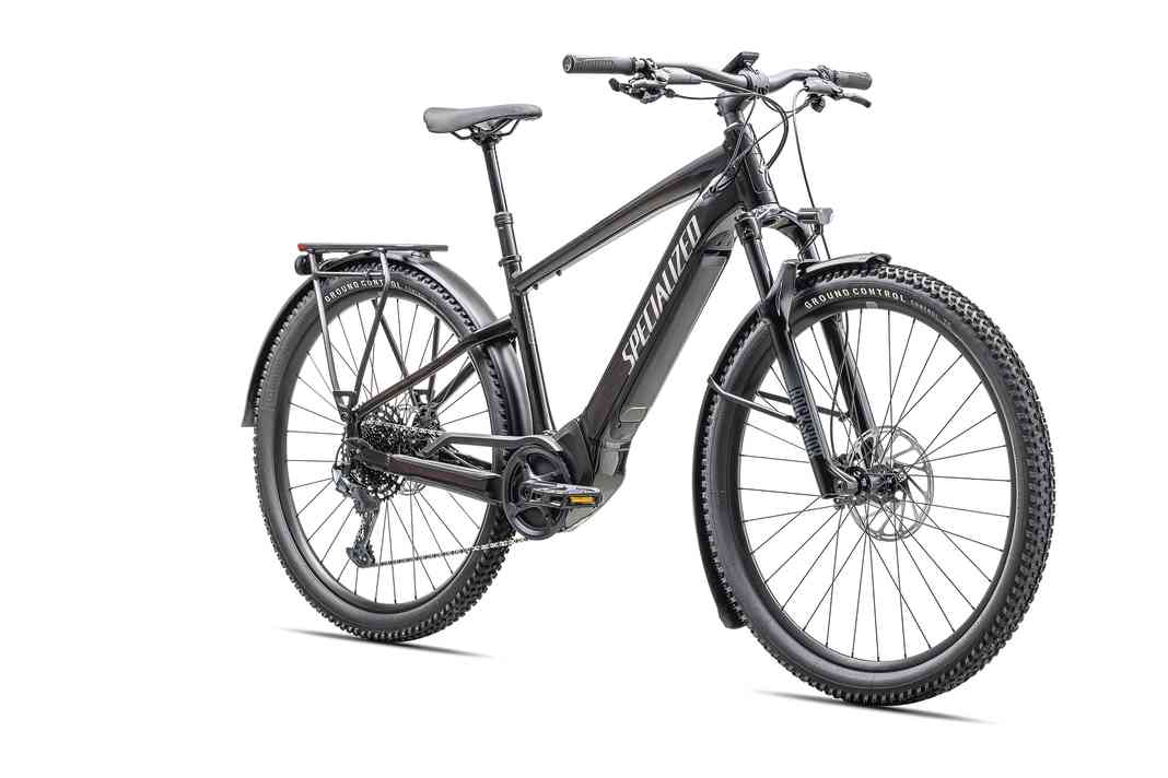 Darf’s ein bisschen mehr sein? Specialized hat seinem E-Hardtail Turbo Tero eine solide Alltagsausstattung verpasst und damit ein robustes E-Trekkingbike für jeden Einsatzzweck geschaffen.